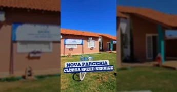 Fachada da Clínica Speed Saúde em Campos de Júlio, parceira da Secretaria Municipal de Saúde, sob um céu azul. Créditos: Prefeitura Municipal de Campos de Júlio - MT / Instagram