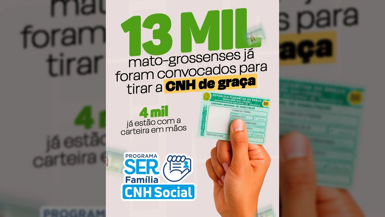 Mão segurando a Carteira Nacional de Habilitação (CNH) verde, representando o programa CNH Social em Mato Grosso