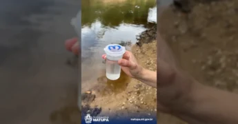 Profissionais da Prefeitura de Matupá coletando amostras de água em rio para análise de balneabilidade. Créditos: Prefeitura Municipal de Matupá / Instagram.