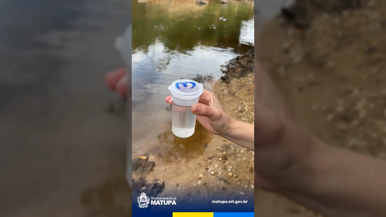 Profissionais da Prefeitura de Matupá coletando amostras de água em rio para análise de balneabilidade. Créditos: Prefeitura Municipal de Matupá / Instagram.
