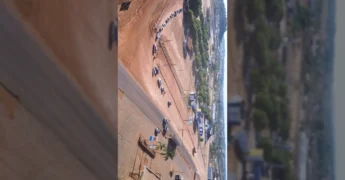 Carros e pilhas de embalagens de defensivos agrícolas brancas em dia de sol na Coleta Itinerante CEARPA em Colíder, Mato Grosso. Créditos: Sindicato Rural De Colíder / Instagram.