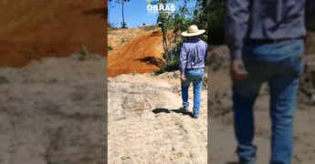 Retroescavadeira e caminhão caçamba em ação na Linha 24 – Escol Sul, Colniza, créditos à Prefeitura de Colniza / Instagram