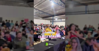 Concurso Garota Beira Rio em Porto Esperidião, com modelos desfilando e jurados avaliando. Créditos: Prefeitura Municipal de Porto Esperidião / Instagram.