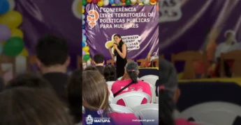 Mulheres reunidas em conferência para discutir políticas públicas. Créditos: Prefeitura Municipal de Matupá / Instagram.