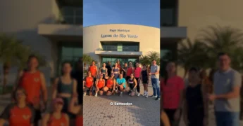 Grupo de corredores em frente ao Paço Municipal de Lucas do Rio Verde, promovendo a Corrida O Semeador. Crédito: Secretaria de Esporte e Lazer de Lucas do Rio Verde / Instagram.