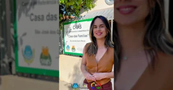 Mulher apresentando a série "Descomplica CRAS" em frente ao Centro de Referência de Assistência Social de São José dos Quatro Marcos. Créditos ao Instagram @cras4marcos.