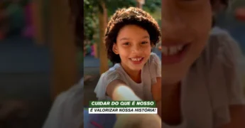 Imagem de crianças desenhando e brincando em um playground, representando a educação patrimonial em Cláudia. Créditos: Prefeitura de Cláudia / Instagram.