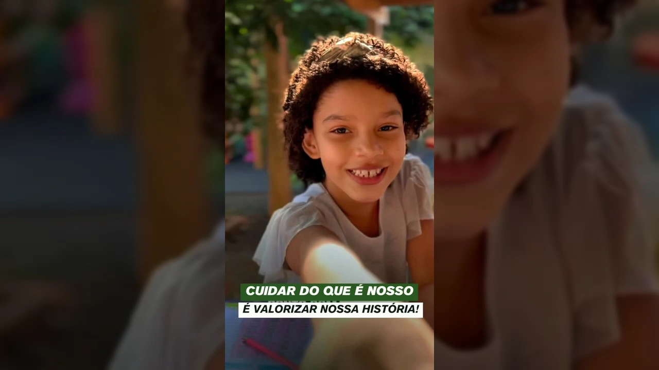 Imagem de crianças desenhando e brincando em um playground, representando a educação patrimonial em Cláudia. Créditos: Prefeitura de Cláudia / Instagram.