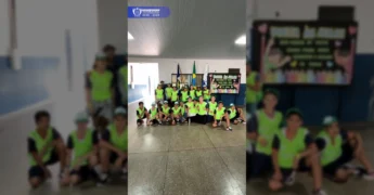 Alunos de Marcelândia com capacetes e coletes verdes participam de atividades educacionais no campo. Créditos: Prefeitura de Marcelândia / Instagram