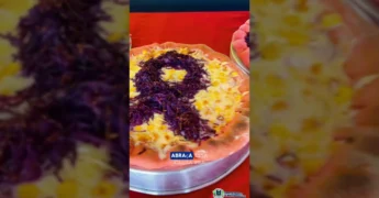 Grupo de mulheres e instrutoras sorrindo atrás de uma mesa com diversas pizzas prontas, representando o curso de pizzas em Nova Bandeirantes. Créditos: Prefeitura de Nova Bandeirantes / Instagram.