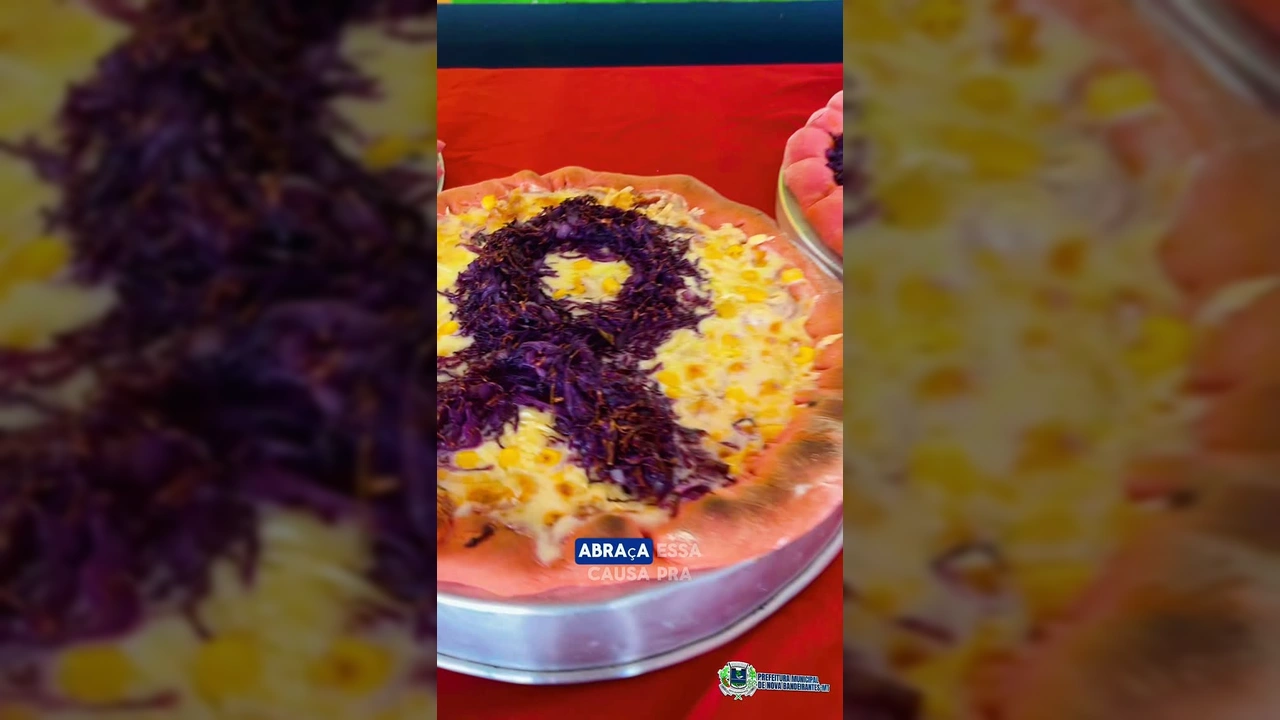 Grupo de mulheres e instrutoras sorrindo atrás de uma mesa com diversas pizzas prontas, representando o curso de pizzas em Nova Bandeirantes. Créditos: Prefeitura de Nova Bandeirantes / Instagram.
