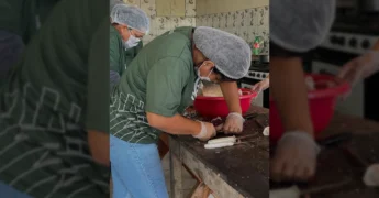 Imagem mostra participantes do curso de Embutidos e Defumados de Peixe em Tesouro, Mato Grosso. Créditos: Secretaria Municipal de Assistência Social de Tesouro / Instagram.