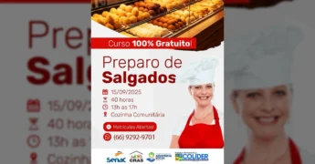 Mulher sorrindo com chapéu de chef e avental vermelho, ao lado de balcão com salgados, anunciando curso gratuito. Créditos: Prefeitura de Colíder / Instagram