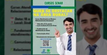Homem sorrindo e apontando para informações do curso SENAR em Sinop, com fundo de plantação e texto 'Cursos SENAR'.