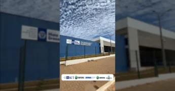 Homem sorrindo com a Biblioteca Pública Municipal de Matupá ao fundo, divulgando cursos gratuitos de Eletricista Veicular e Mecânico de Motores Ciclo Diesel. Créditos: Prefeitura Municipal de Matupá / Instagram.
