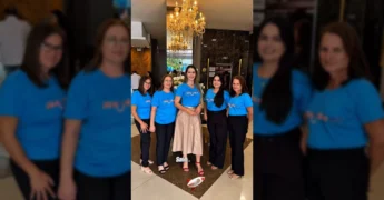 Foto da equipe de educação de Curvelândia com o prêmio Alfabetiza MT, vestindo camisetas azuis e sorrindo. Crédito: Prefeitura de Curvelândia.