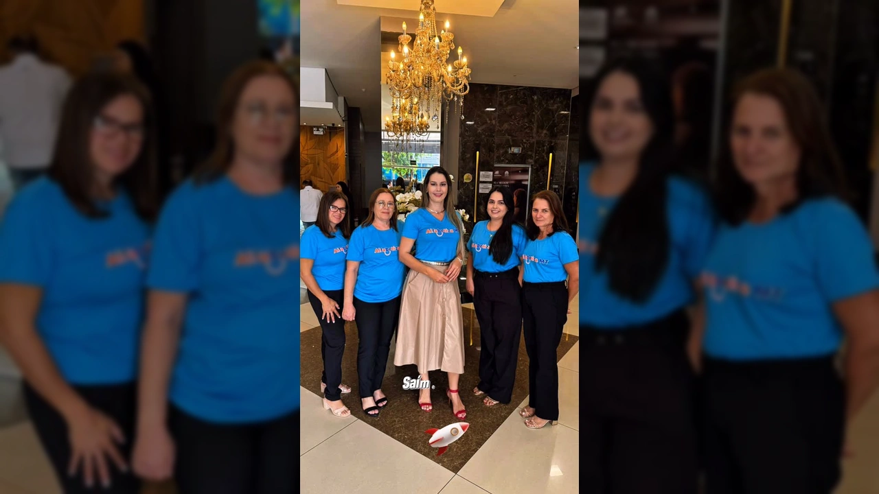 Foto da equipe de educação de Curvelândia com o prêmio Alfabetiza MT, vestindo camisetas azuis e sorrindo. Crédito: Prefeitura de Curvelândia.