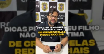 Delegado Guilherme Fachinelli em ambiente da Polícia Civil de Mato Grosso, falando sobre proteção de crianças nas redes sociais.