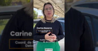 Mulher com óculos e blusa preta, falando sobre desconto de multas de trânsito. Créditos: detranmt / Instagram
