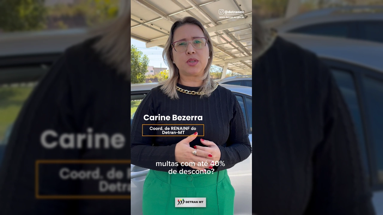 Mulher com óculos e blusa preta, falando sobre desconto de multas de trânsito. Créditos: detranmt / Instagram