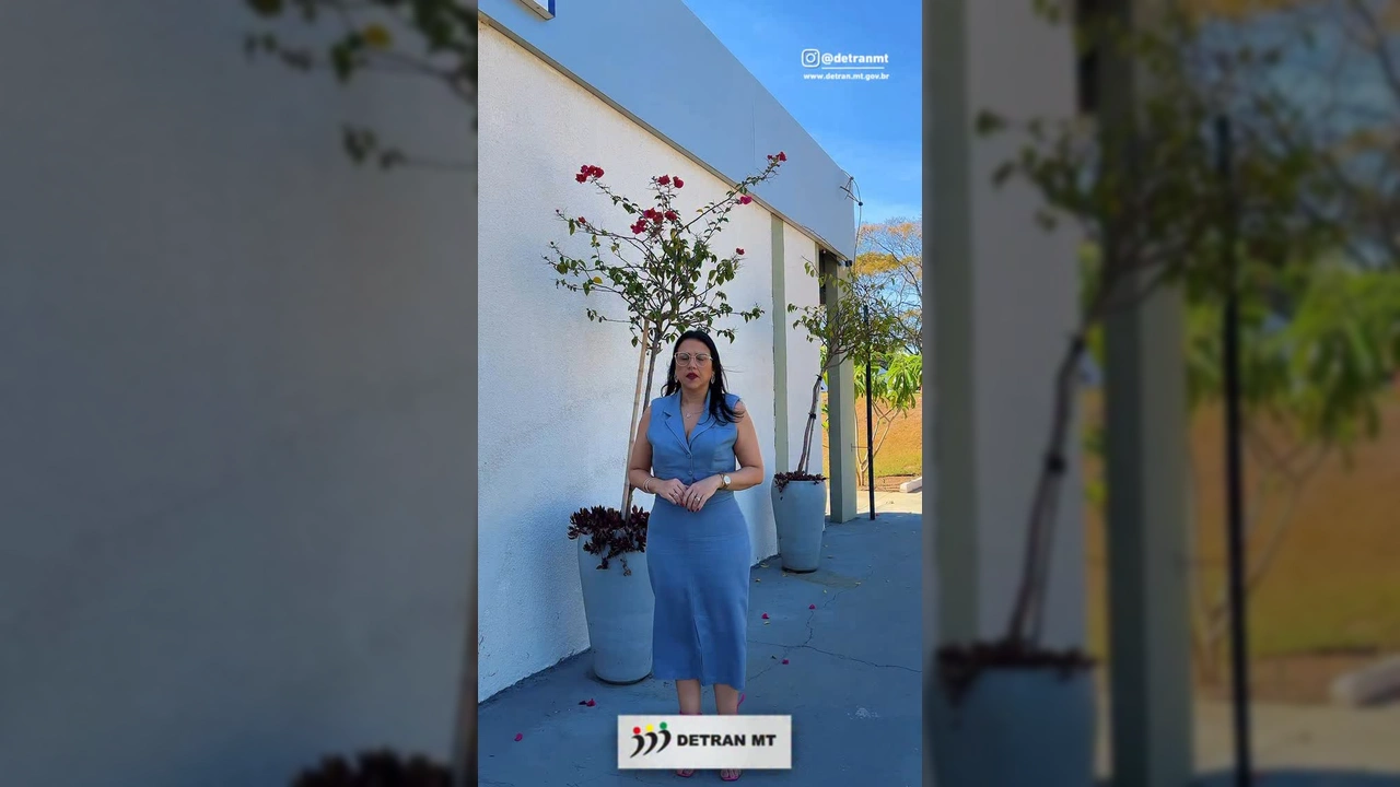 Mulher em escritório apresentando o Portal de Credenciamento Digital do Detran-MT. Créditos: @detranmt