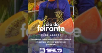 Feirante segurando mamão e melancia no Dia do Feirante em Santa Rita do Trivelato. Crédito: Prefeitura de Santa Rita do Trivelato no Instagram.