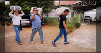 Cestas básicas sendo descarregadas de uma caminhonete para doação no CRAS de Vila Rica, parte da Copa Verde. Créditos: Governo de Vila Rica-MT / Instagram