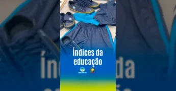 Homem falando em uma reunião sobre educação com uniformes e sapatos escolares em uma mesa. Créditos: Prefeitura de Peixoto de Azevedo / Instagram