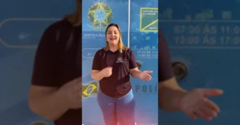 Mulher em frente a um prédio da justiça eleitoral convocando eleitores de Itanhangá para cadastro biométrico. Créditos: Prefeitura de Itanhangá / Instagram