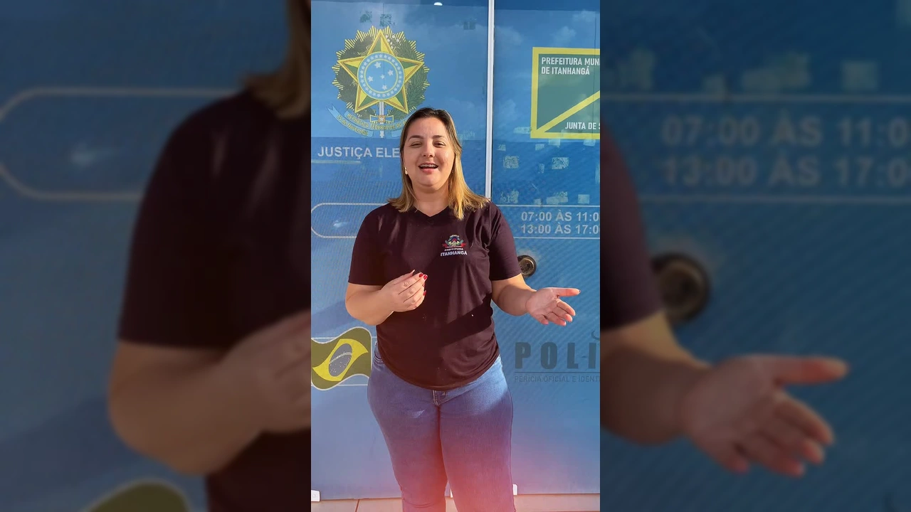 Mulher em frente a um prédio da justiça eleitoral convocando eleitores de Itanhangá para cadastro biométrico. Créditos: Prefeitura de Itanhangá / Instagram