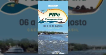 Imagem da prefeita Eliene Liberato segurando troféu em formato de peixe e kits do FIPe em Cáceres. Crédito: @eliene_liberatodias / Instagram