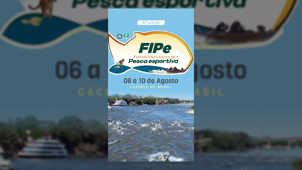 Imagem da prefeita Eliene Liberato segurando troféu em formato de peixe e kits do FIPe em Cáceres. Crédito: @eliene_liberatodias / Instagram