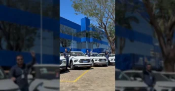 Oito veículos Chevrolet Montana brancos alinhados em frente a um prédio moderno, representando a entrega para a Empaer-MT. Créditos: empaer_mt / Instagram.