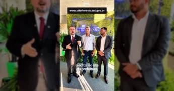 Três homens em frente ao logo 'Sebrae 50' no lançamento do programa Conecta Serviços em Alta Floresta / Instagram Prefeitura de Alta Floresta