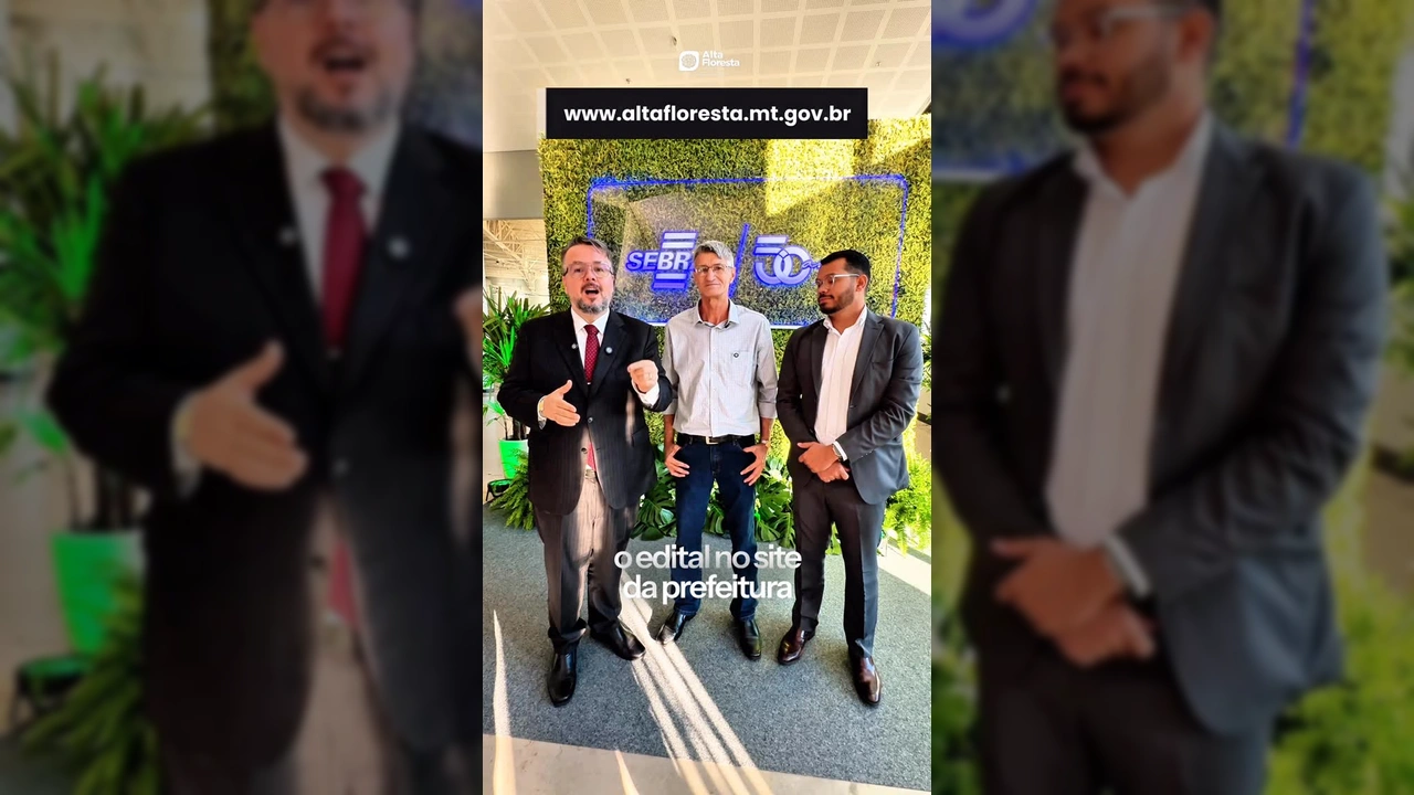 Três homens em frente ao logo 'Sebrae 50' no lançamento do programa Conecta Serviços em Alta Floresta / Instagram Prefeitura de Alta Floresta
