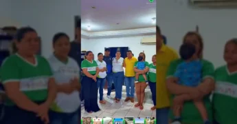 Pessoas reunidas em uma sala, incluindo a equipe da Creche Ana Lemes Joaquim e o Secretário de Governo de Rosário Oeste, Alexandre do Bauxi. Créditos: Prefeitura de Rosário Oeste / Instagram.