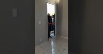 Luana Silva recebendo as chaves de sua casa adaptada em Alto Paraguai pelo programa SER Família Habitação. Créditos: Virginia Mendes / Instagram.