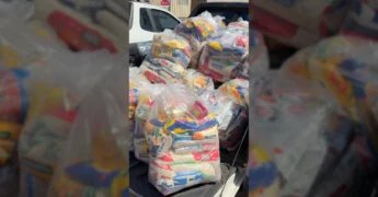 Pessoas recebendo cestas básicas em Várzea Grande da Secretaria de Assistência Social. Crédito: @assistenciasocial.vg