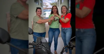 Mulheres posam com a moto Pop entregue em Araputanga. Créditos: Prefeitura de Araputanga / Instagram.