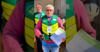 Grupo de mototaxistas com novos coletes de identificação em Pontal do Araguaia, representando o avanço na segurança do transporte. Crédito: Prefeitura de Pontal do Araguaia / Instagram.