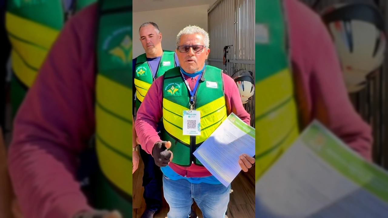 Grupo de mototaxistas com novos coletes de identificação em Pontal do Araguaia, representando o avanço na segurança do transporte. Crédito: Prefeitura de Pontal do Araguaia / Instagram.