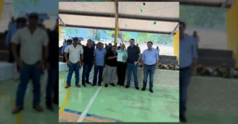 Grupo de pessoas celebrando a entrega de títulos de terra no Assentamento Bonjagua, Marcelândia. Crédito: samat.marcelandia / Instagram