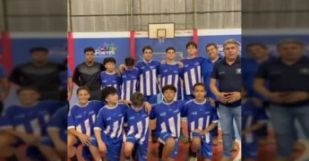 Jogadores e equipe técnica do time de futsal de Arenápolis em quadra, com o prefeito e secretários. Crédito: Prefeitura Municipal de Arenápolis / Instagram.