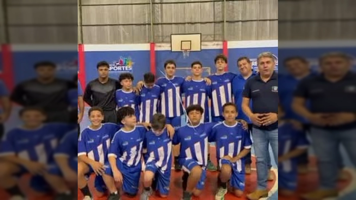 Jogadores e equipe técnica do time de futsal de Arenápolis em quadra, com o prefeito e secretários. Crédito: Prefeitura Municipal de Arenápolis / Instagram.