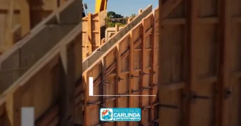 Imagens da escavadeira e das estruturas de concreto e madeira nas obras de aduelas na Estrada A e Linha 23 em Carlinda, por Prefeitura Municipal de Carlinda / Instagram