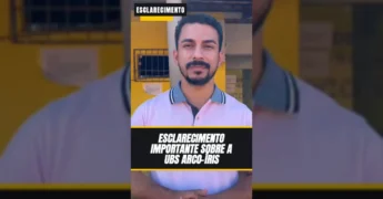 Secretário de Saúde de Brasnorte em frente à UBS Arco Íris, explicando sobre a disponibilidade de insumos e a chegada de um novo médico. Créditos: Prefeitura Municipal de Brasnorte / Instagram.
