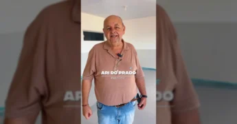 Piso autonivelante cinza brilhante em sala de aula da Escola Botuverá em Gaúcha do Norte. Crédito: Prefeitura de Gaúcha do Norte (MT) via Instagram.