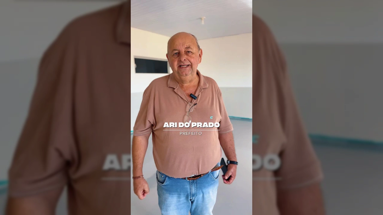 Piso autonivelante cinza brilhante em sala de aula da Escola Botuverá em Gaúcha do Norte. Crédito: Prefeitura de Gaúcha do Norte (MT) via Instagram.