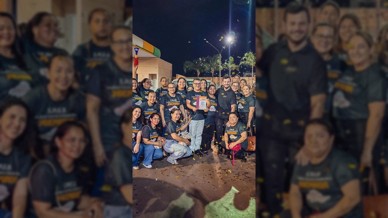 Imagens da cerimônia de premiação do 4º Prêmio Alfabetiza MT no Ginásio Fiôtao, Várzea Grande, com destaque para a equipe da Escola Presidente Tancredo de Almeida Neves de Nova Brasilândia. Créditos: Instagram nbprefeitura