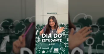 Jovem com casaco cinza e óculos em sala de aula, celebrando o Dia do Estudante em Sinop. Créditos: prefeituradesinop